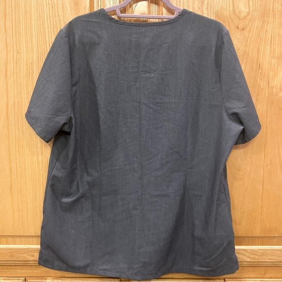 FIGS Casma Three Pocket Top - Picture 2 of 9